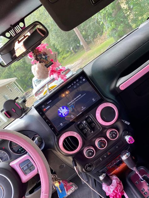 Pink Car Interior, Pink Cars, Pink Car Accessories, Pink Jeep, Board Pictures, Girly Car Accessories, Car Deco, Cool Car Accessories, Maserati Granturismo