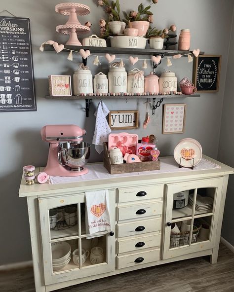 Dee🌻 on Instagram: “My coffee station is now my baking station!!!! Wasn’t sure how I felt about it but I’m liking the change. 🧇💗👩🏻‍🍳🧁🥧🍰🥞🧈🍪 #raedunnvalentines…” Coffee Stations Ideas, Baking Supplies Organization, Baking Organization, Baking Station, Cocina Shabby Chic, Home Bakery Business, Coffee Area, Coffee Stations, Diy Coffee Bar