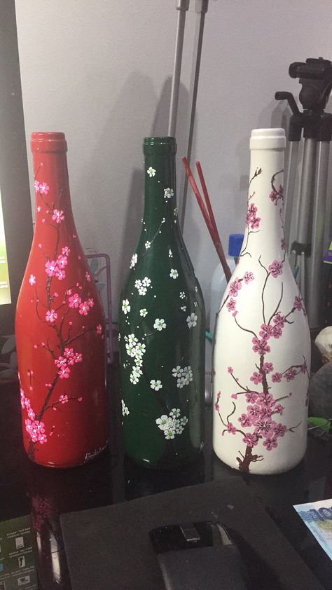 Win Bottle Decoration, Hand Painted Wine Bottles Ideas, Bottle Painting Simple, Aesthetic Bottle Painting, Green Bottle Art, Painting Jars, Beer Bottle Art, Bottle Art Projects, Glass Etching Projects