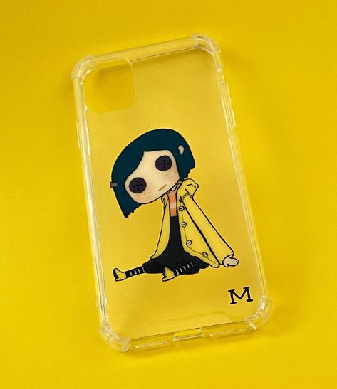 ᴍ ᴏ ᴏ ʟ ɪ ᴀ ʀ ᴛ on Instagram: “Coraline y la puerta secreta 🕸 . . . #coraline #case #cases #casepersonalizado #coralineylapuertasecreta #art #painting #work #yellow…” Student Christmas Gifts, Funko Pop Toys, Diy Iphone Case, Pop Toys, Polymer Clay Jewelry Diy, Art Case, Clay Jewelry Diy, Coraline, Cute Crafts