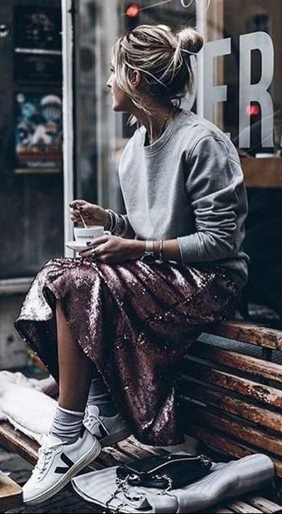 Heerlijke street style outfit met witte sneakers een rok en sweater. Sequin Skirt Outfit, Rok Outfit, Sequin Outfit, Mode Boho, Skirt And Sneakers, Looks Street Style, Outfit Trends, Runway Trends, Sweatshirt Outfit