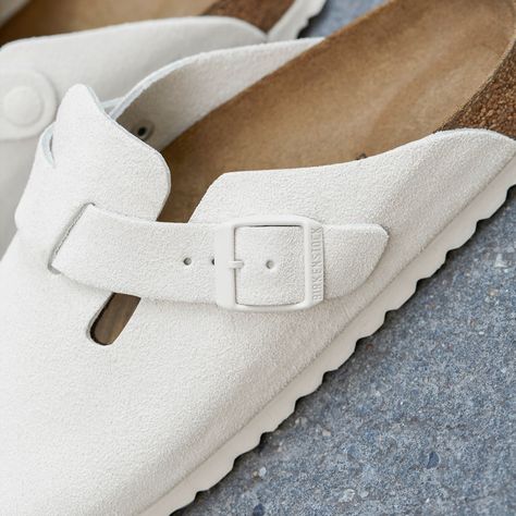 Birkenstock Boston Suede Antique White🤍 The BIRKENSTOCK Boston clog is a veritable classic that can easily be worn all year round. The colour-coordinated buckles with a textile feel and a matte design as well as the colour-coordinated outsole are additional eye-catchers. (Also available in elemental blue) www.strolling4shoes.co.uk/womens-c6/sandals-c29/boston-suede-antique-white-p12660 #Birkenstock #birkenstockboston #Boston #Antiquewhite #SS24 White Boston Birkenstock, Birkenstock Boston Stone, Birkenstock Boston Felt, Birkenstock Boston Antique White, Birkenstock Boston Clog Wool, Birkenstock Outfit, Birkenstock Boston, Birkenstock Boston Clog, Antique White