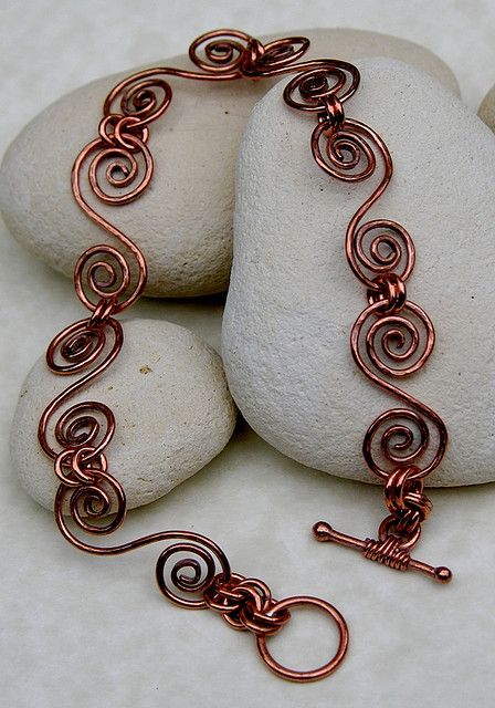 Inspiration: Copper swirls bracelet Copper Jewellery, Bijoux Fil Aluminium, Copper Wire Jewelry, Wire Jewelry Tutorial, Wire Jewelry Designs, Wire Wrapped Bracelet, Diy Wire Jewelry, Wire Work Jewelry, Work Jewelry