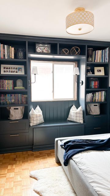 Vanessa Silva, Bedroom Design On A Budget, Ikea Built In, Bookcase Bedroom, Window Seat Design, Home Office/guest Room, Sunroom Decorating, Big Kids Room, Office Guest Room