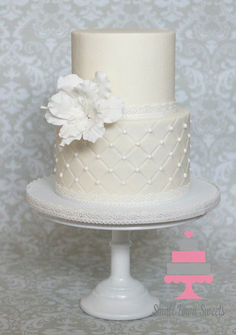 White wedding cake with gum paste flower by Small Town Sweets Ideas Para Casamiento, Elegant White Wedding Cake, Tire Cake, Kid Cakes, Elegant White Wedding, Sugar Flowers Tutorial, 37th Birthday, Wedding Cake Cake, Black Bratz