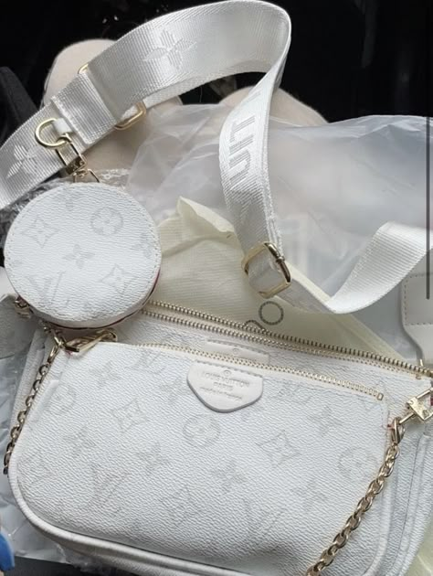 White Lv Bag, Pretty Tote Bags, My Style Bags, Trendy Purses, Luxury Bags Collection, Womens Designer Bags, Girly Bags, Lv Bags, Luxury Purses