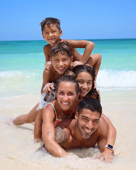 Luis Suárez y Lionel Messi han disfrutado de unas espectaculares vacaciones con sus familias 🌊☀️. Tras su lesión en la final de la Copa América, el argentino ha tenido que ausentarse de los entrenamientos mientras se recupera por completo ⚽. Por fortuna, estos días han sido más llevaderos gracias a la buena compañía que tiene a su lado, empezando por Antonela Roccuzzo y sus tres hijos: Thiago, Mateo y Ciro 💞. Ahora, con algo de tiempo libre, ambos futbolistas han decidido disfrutar de unos d... Cristiano Ronaldo Jr, Cristiano Ronaldo Junior, Ronaldo Junior, Soccer Life, Hijabi Aesthetic, August 19, Family First, The Pitch, Lionel Messi