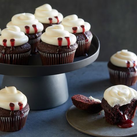 Vampire Cupcakes, Velvet Cupcake Recipe, Velvet Vampire, Pasteles Halloween, Cupcakes Red Velvet, Red Velvet Cupcake, Cupcake Recipe, Cupcakes Recipe, Halloween Desserts