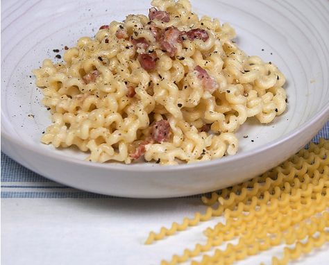 Fusilli Lunghi alla Carbonara - Italy Travel and Life | Italy Travel and Life Long Fusilli Pasta Recipes, Fusilli Bucati Pasta Recipes, Fusilli Lunghi Recipes, Fusilli Col Buco Pasta Recipes, Fusilli Corti Bucati Recipes, Carbonara Italy, Fusilli Bucati, Fusilli Pasta Recipe, Fusilli Recipes