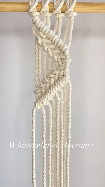 MACRAME PATTERNS/TUTORIALS shared a post on Instagram: "New tutorial with DHHK and diagonal braids to use in your projects ✅ How do you like it? ••• #macrame #macramepattern #macramemakers #macrametutorial #macrameknots #whiteowlknot #macramewallhanging". Follow their account to see 534 posts. Macrame Knots Step By Step, Simpul Makrame, Pola Macrame, Hantverk Diy, Macrame Wall Hanging Tutorial, Macrame Plant Hanger Tutorial, Free Macrame Patterns, Macrame Plant Hanger Patterns, Macrame Knots Tutorial