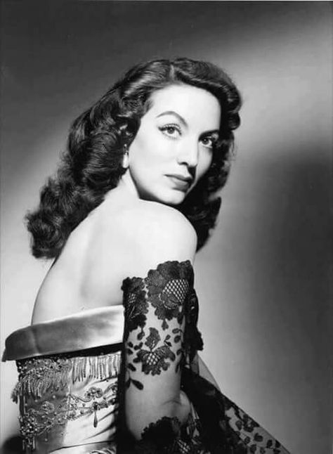 Maria Felix Vintage Hollywood Glamour, Mexican Actress, Mexican Girl, Old Hollywood Glamour, Iconic Women, Vintage Glamour, Celebrity Look, Vintage Hollywood, Hollywood Glamour