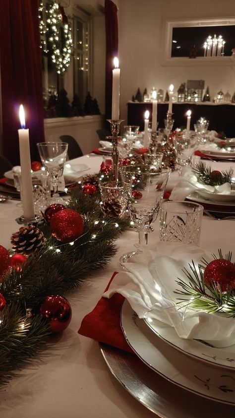 Christmas Dinner Table Settings, Christmas Candle Decorations, Christmas Dinner Table, Christmas Dinner Party, Christmas Decor Inspiration, Christmas Themes Decorations, Christmas Inspo, Christmas Tablescapes, Christmas Table Settings