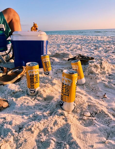 Drinks Friends, Beach Beer, Dream Life Goals, Beach Week, Young Wild Free, Friends Drinks, Beach Drinks, Beach Pic, Vsco Aesthetic