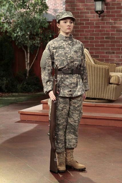 Eve in her JROTC uniform. Last Man Standing Eve, Jrotc Uniform, Jonathan Taylor Thomas, Kaitlyn Dever, Jonathan Taylor, Tim Allen, Edgy Jewelry, Last Man, Last Man Standing