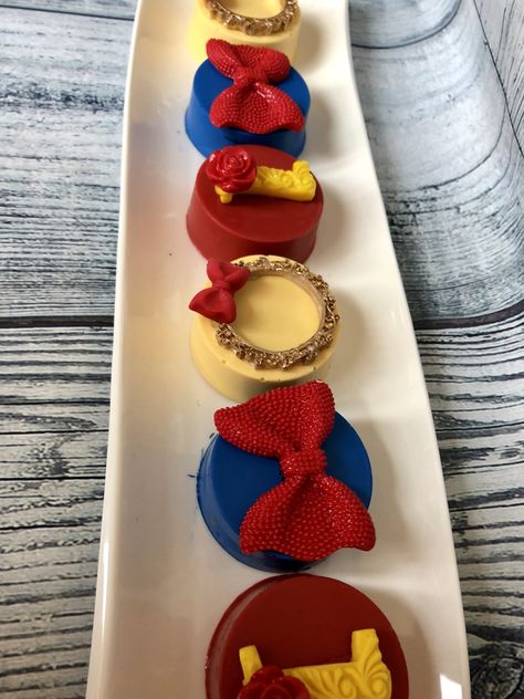 Snow White Cakesicles, Snow White Sweet Table, Snow White Treats Ideas, Snow White Candy Apples, Snow White Desserts, Snow White Treats, Snow White Dessert Table, Snow White Cake Pops, Snow White Cookies