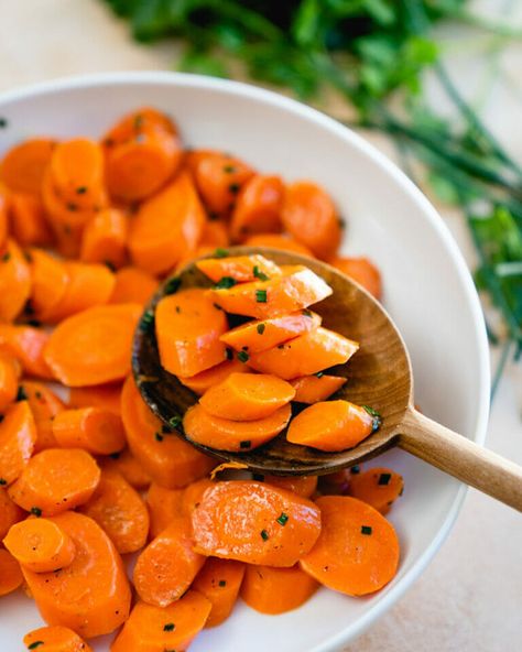 Boiled carrots can actually taste amazing! Here's how long to boil carrots, and how to season them to perfection. #carrots #boiledcarrots #carrotsrecipe #howlongtoboilcarrots #boilcarrots Boiled Carrots Recipe, Boiled Carrots, Orange Glazed Carrots, Carrots With Honey, Boil Carrots, Honey Carrots, Honey Glazed Carrots, Sauteed Carrots, Boiled Vegetables