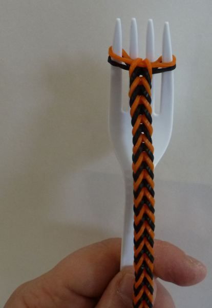 Rainbow loom with a fork @Alesha Castillo Castillo Castillo Castillo Hall Duesler Fishtail Bracelet, Loom Band Bracelets, Rubber Band Crafts, Spool Knitting, Band Bracelets, Loom Craft, Loom Band, Lucet, French Knitting