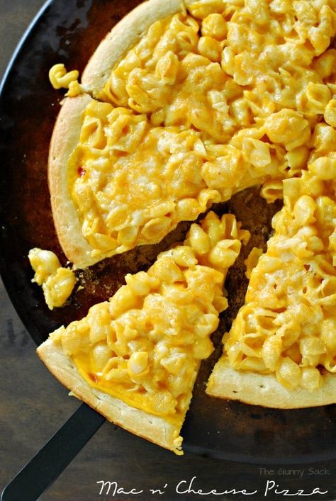 Macaroni And Cheese Pizza, Mac And Cheese Pizza, Cheese Pizza Recipe, Macaroni Recipes, Mac Cheese Recipes, Pizza Flavors, Good Eat, Macaroni Cheese, Idee Pasto Sano