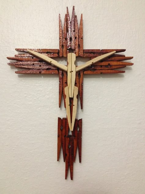 Clothespin Crosses, Clothespin Cross, Clothespin Crafts Christmas, Wooden Cross Crafts, Clothespin Diy Crafts, Clothespins Diy, Wooden Clothespin Crafts, Recuerdos Primera Comunion Ideas, Clothespin Art