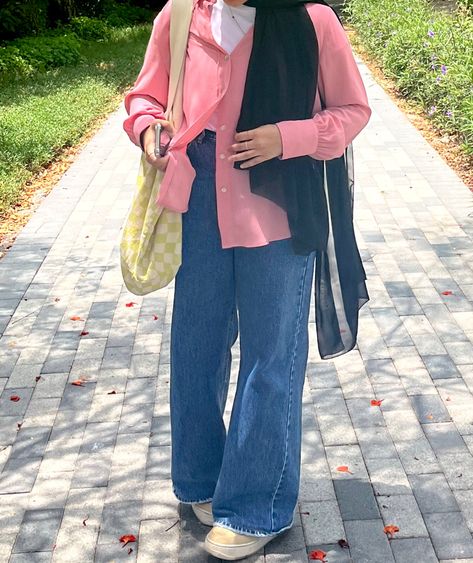 Hijab outfit inspo, pink and white outfit, casual outfit, tote bag, uni outfit, summer outfit, black hijab, pink button up, dark blue jeans inspo Pink Blue Outfit Hijab, Blue Jeans Outfit Hijab, Outfit Kulot, Jeans Outfit Hijab, Black Hijab Outfit, Dark Blue Jeans Outfit, White Outfit Casual, Pink And White Outfit, Hijab Pink