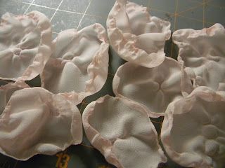 Bee Cottage, Making Fabric Flowers, Organza Flowers, Chiffon Flower, Tissue Paper Flowers, Chic Flowers, Fabric Flowers Diy, Chiffon Flowers, Ribbon Work