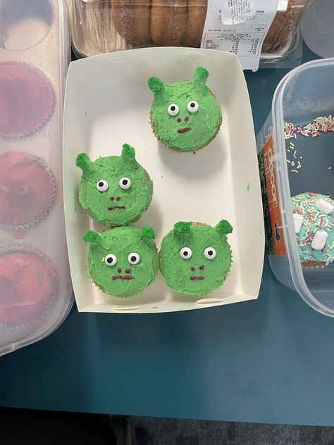 Silly Cupcakes, The Muffin Man Shrek, Funny Shrek Cake, Shrek Cupcakes Ideas, Shrek Party Desserts, Shrek Cupcakes, Shrek In Mud Cake, Funny Cupcakes, Cute Cupcakes