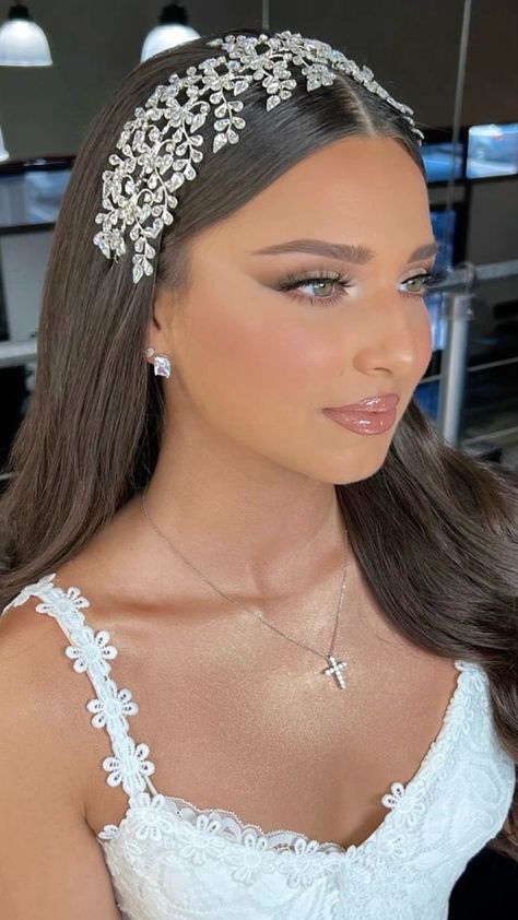 Clean Glam Makeup, Bride Hairstyles With Tiara, Hair With Gems, Hair Styles For Bride, Arab Bride, Glam Bride Makeup, Bridal Hair Tiara, Bridal Hair Down, Classy Makeup