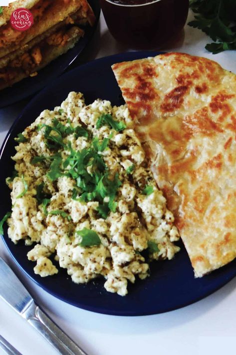 Scrambled Egg Whites - Hinz Cooking Egg White Breakfast Recipes, Scrambled Egg Whites, Middle Eastern Food Recipes, Eastern Food Recipes, Egg White Scramble, Egg White Breakfast, White Recipes, Healthy High Protein Breakfast, Breakfast Scramble