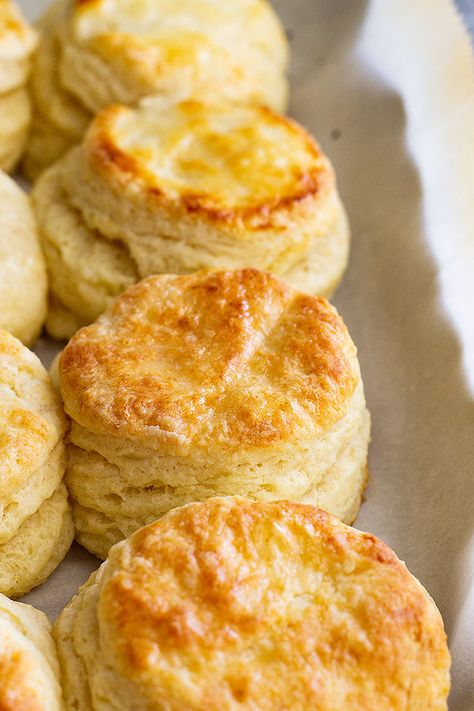 Buttermilk Biscuits With Egg, Layered Biscuit Recipe, Fluffy Southern Buttermilk Biscuits, Buttery Buttermilk Biscuits, Buttery Flaky Biscuits, Soft Biscuits Recipe, Homemade Busicuts Easy, Homemade Flaky Biscuits, Buiscits Recipes