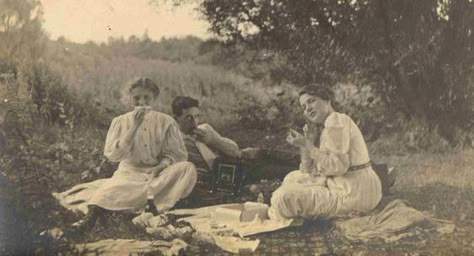 Picnic At Hanging Rock, Found Photos, Picnic Inspiration, The Picnic, Old Photography, Moment In Time, 100 Years Ago, Retro Photo, A Moment In Time