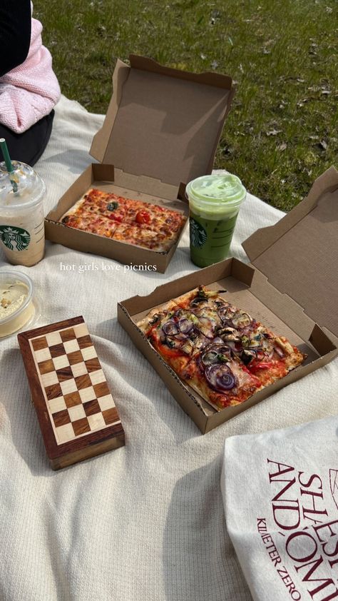 Pizza Picnic Aesthetic, Aesthetic Picnics, Grass Aesthetic, Pizza Picnic, Birthday Pizza, Drink Starbucks, Bff Photo, Starbucks Aesthetic, Get Instagram Followers