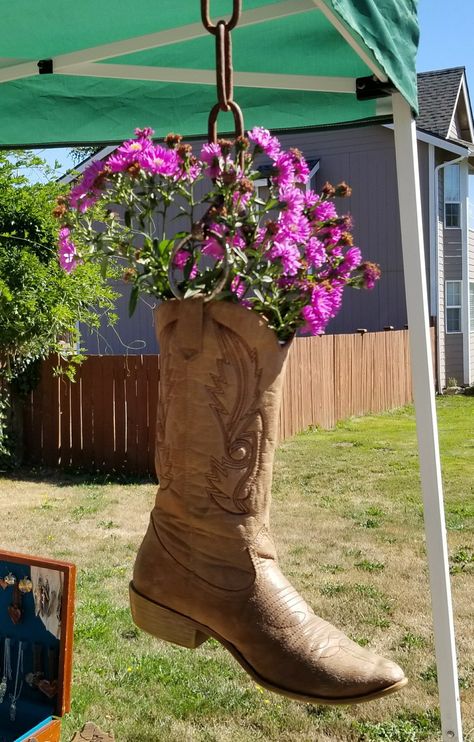 Western Front Porch Ideas, Cowboy Boot Crafts, Old Cowboy Boots, Boot Decor, Silk Flower Centerpieces, Front Flower Beds, Whimsical Garden Art, Country Garden Decor, Garden Boots