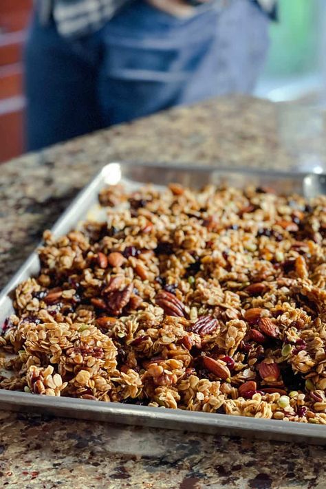 This spiced Christmas Granola recipe is an easy, healthy, homemade and festive treat packed with wholesome grains, nuts, and fruit, that tastes like Christmas in every bite. This winter granola recipe is also great for packaging up for Christmas food gifts! Granola Christmas Aesthetic, Christmas Granola, Granola Gift, Homemade Granola Healthy, Granola Recipe Healthy, Granola Bites, Best Granola, Granola Recipe Homemade, Homemade Food Gifts