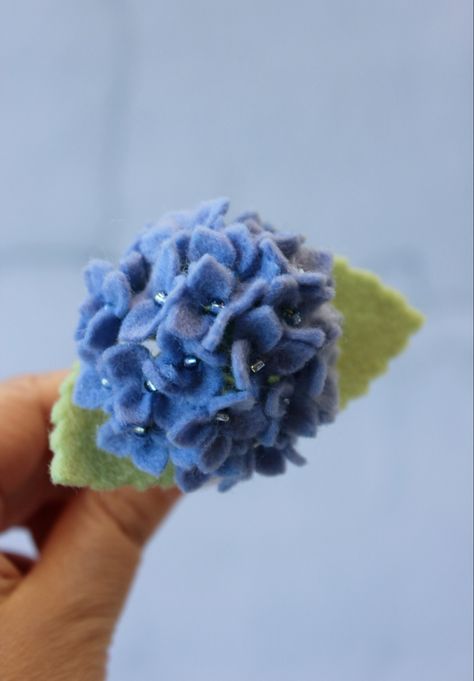 Felt Hydrangea, Brooch Tutorial, Felt Flowers Patterns, Flower Felt, Wool Felt Fabric, Felt Succulents, Felt Flowers Diy, Needle Felting Diy, Wool Felt Projects