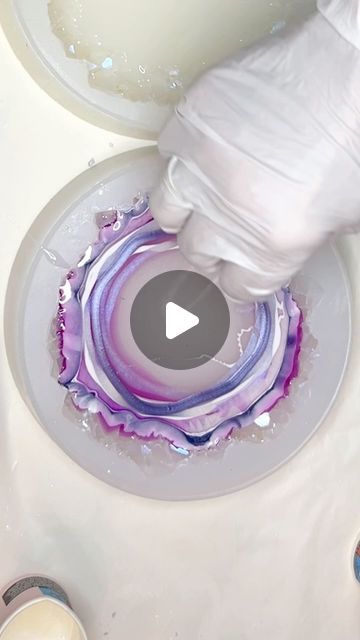 How To Use Resin Molds, Apoxie Resin Ideas, Epoxy Resin Crafts Ideas, Resinart Ideas, Christmas Resin, Diy Silicone, Resin Uses, Resin Ideas, Epoxy Resin Crafts