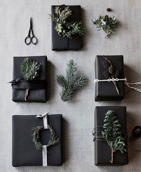 Cute Gift Wrapping Ideas, Christmas Gift Wrapping Diy, Cellophane Wrapping, Black Kraft Paper, Xmas Gift Wrap, Black Wrapping Paper, Christmas Gift Packaging, Gift Wrapping Techniques, Gift Wrapping Inspiration