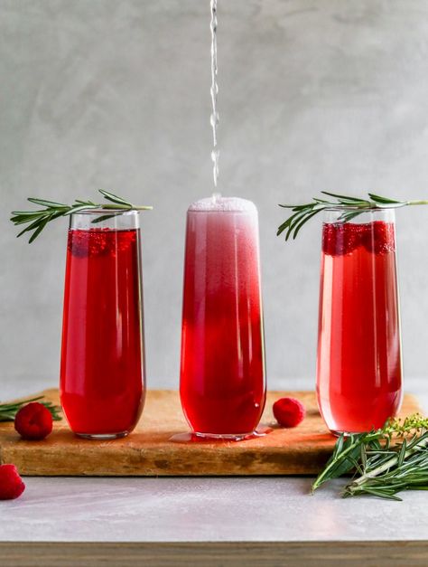 You're the reason mom drinks anyways so make her these 2 ingredient cranberry raspberry "Momosas"! #mothersday #mimosa #momosa #cocktails frostingandfettuccine.com Bartender Guide, Cranberry Mimosa Recipe, Mom Drinks, Giggle Juice, Cranberry Mimosa, Raspberry Drink, Couples Night, Amazing Drinks, Pina Coladas