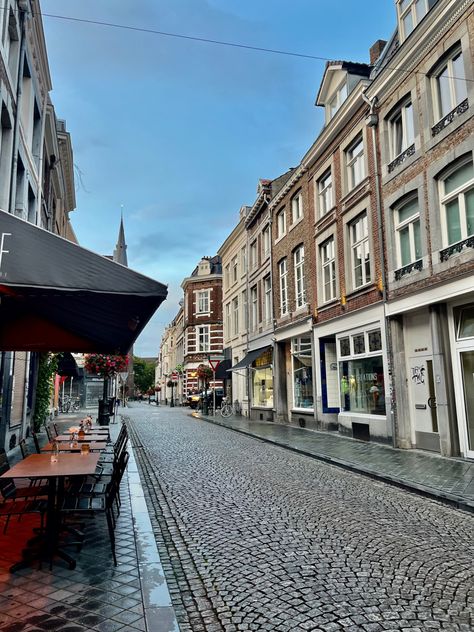 #maastricht #maastrichtuniversity #netherlands Maastricht Aesthetic, Maastricht University, Euro Winter, Maastricht Netherlands, European Bucket List, Public Places, European Vacation, Future Travel, European Summer