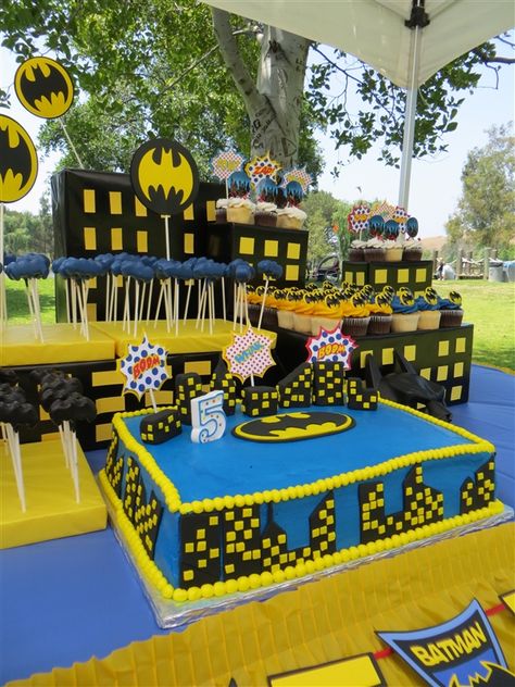 Cake Pops, Cup cakes, and Cake - Paper decorations from Etsy. Gotham City made of boxes, wrapped in black paper, and yellow square/rectangle cut outs. Batman Cake Rectangle, Batman Baby Shower, 5th Birthday Cake, Batman Cake, Spiderman Birthday Party, Batman Party, Superhero Cake, Cupcake Designs, Spiderman Birthday