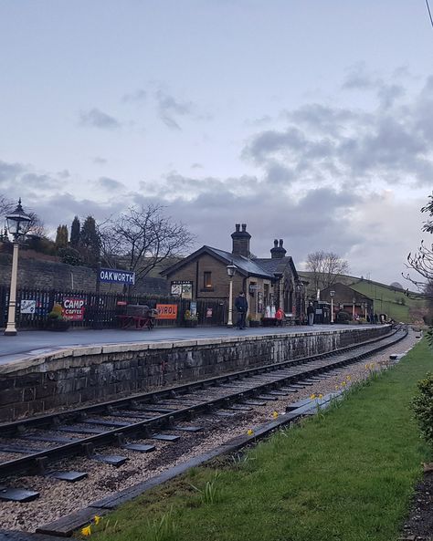 Oakworth Train Station where the Railway Children was partly filmed. British Train Station, The Railway Children, Train Platform, Class Organization, Art Class, Train Station, Railroad Tracks, Old School, Places To Go