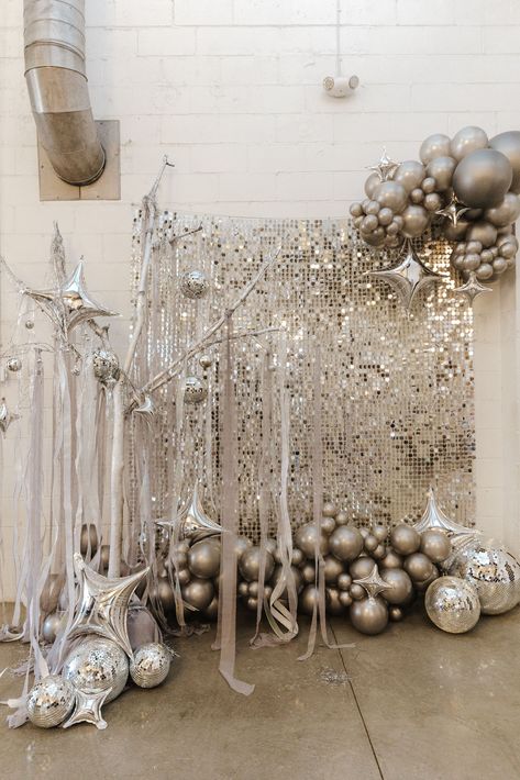 Shimmer Backdrop With Balloons, Shimmer Backdrop, Market Photo, Winter Market, Party Photo Backdrop, Backdrop Photo, Silver Party, Photo Op, Photo Backdrop