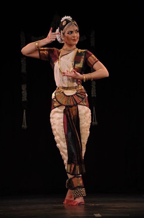 Kuchipudi Dress, Outfits Traditional, Bharatanatyam Costume, Indian Classical Dancer, Bharatanatyam Poses, Dance Of India, Skeleton Dance, Indian Classical Dance, Dance Photography Poses