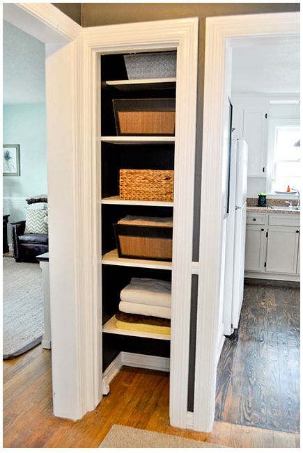 For hallway shelves Bathroom Closet Door Ideas, Small Closet Storage, Small Linen Closets, Bathroom Linen Closet, Linen Closet Storage, Closet Redo, Hallway Closet, Apartment Storage, Closet Shelf Organization