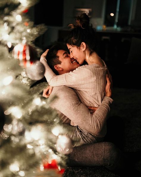 Cute Couples Christmas Pictures, Christmas Couple Photos, Christmas Couple Pictures, Top Lightroom Presets, How To Kiss, Xmas Couple, Bright Winter, Presets For Lightroom, Mobile Lightroom Presets