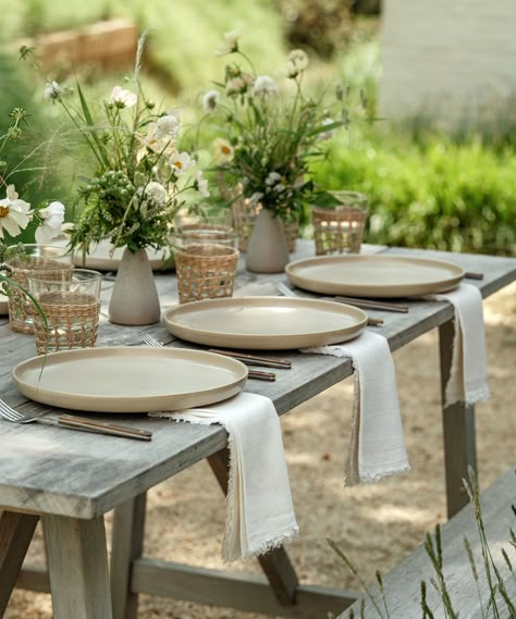 Dinner Party Place Settings, Outdoor Summer Party, Dinner Table Set Up, Summer Dinner Ideas, Country Dinner, Dinner Party Table Settings, Outdoor Dinner Parties, Summer Menu, Dinner Party Table