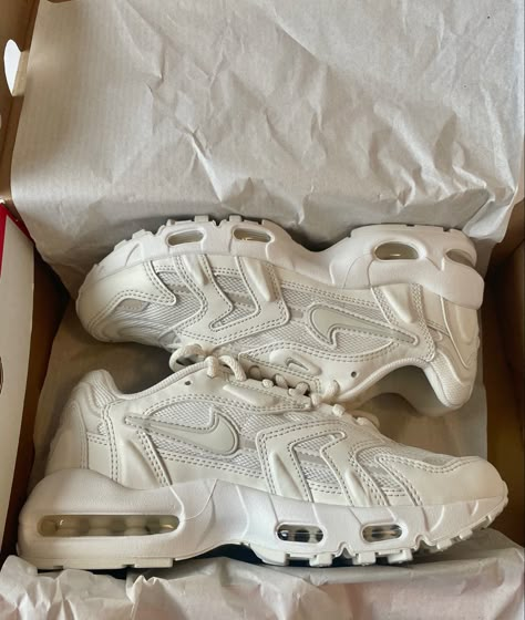 White Chunky Trainers, White Chunky Sneakers, Sneakers Trendy, Trainers Outfit, Trendy Shoes Sneakers, Dr Shoes, All Nike Shoes, Chunky Trainers, Chunky Shoes