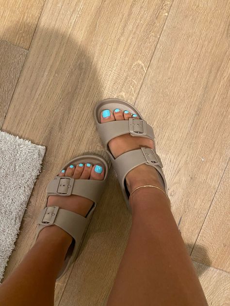 Double Buckle Sandals, High Top Converse Outfits, Double Strap Sandals, Outfits With Converse, Buckle Sandals, Converse High Tops, Beach Pictures, Birkenstock, High Tops