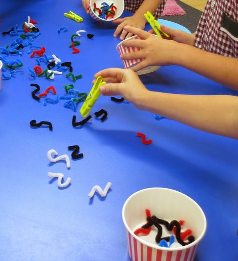 Cacing Tanah, Finger Gym, Preschool Fine Motor, Clothes Pegs, Fine Motor Skills Activities, Motor Skills Activities, Skills Activities, Fine Motor Activities, Gross Motor