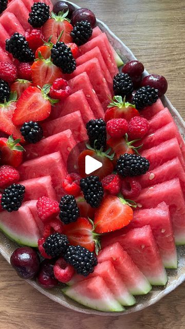 Fruit Platters Ideas, Fruit Platter Watermelon, Watermelon And Cantaloupe Tray, Sliced Watermelon Platter, Watermelon Tray Ideas, Watermelon Fruit Tray Ideas, Watermelon Platter Ideas, Watermelon Fruit Platter, Watermelon Display Ideas