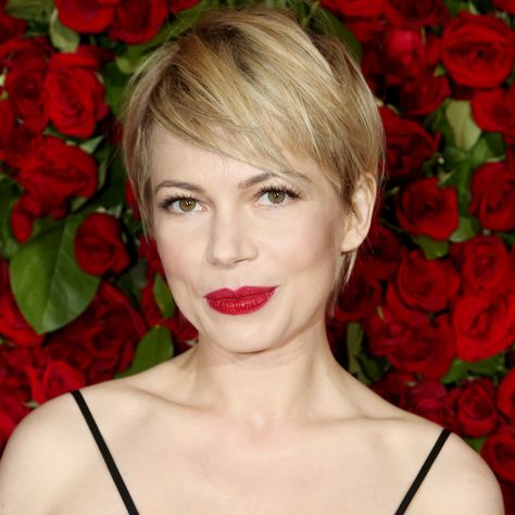 Michelle Williams's Changing Looks - 2016 from InStyle.com Michelle Williams Haircut, Michelle Williams Hair, Loose Chignon, Beauty Transformation, Dawson's Creek, Brunette Bob, Blonde Roots, Michelle Williams, The Gothic